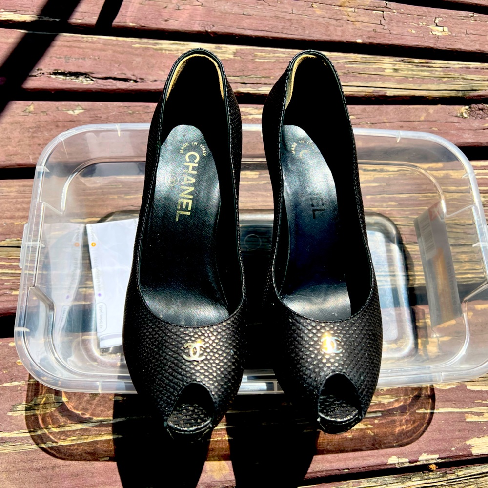 Auth Chanel Peep Toe pumps. 39